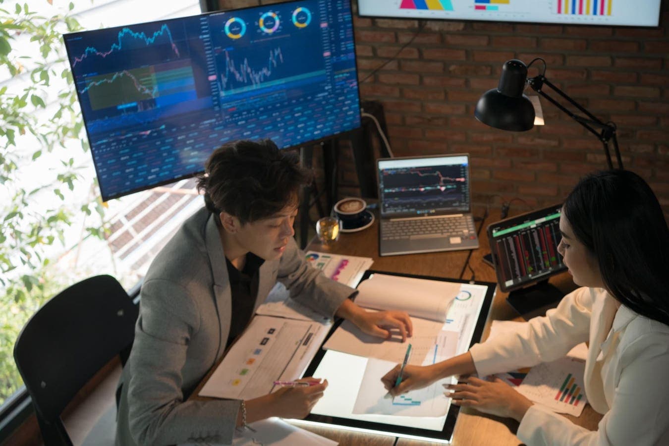 The 6%+ Dividends To Buy As AI Surges And Layoffs Arrive