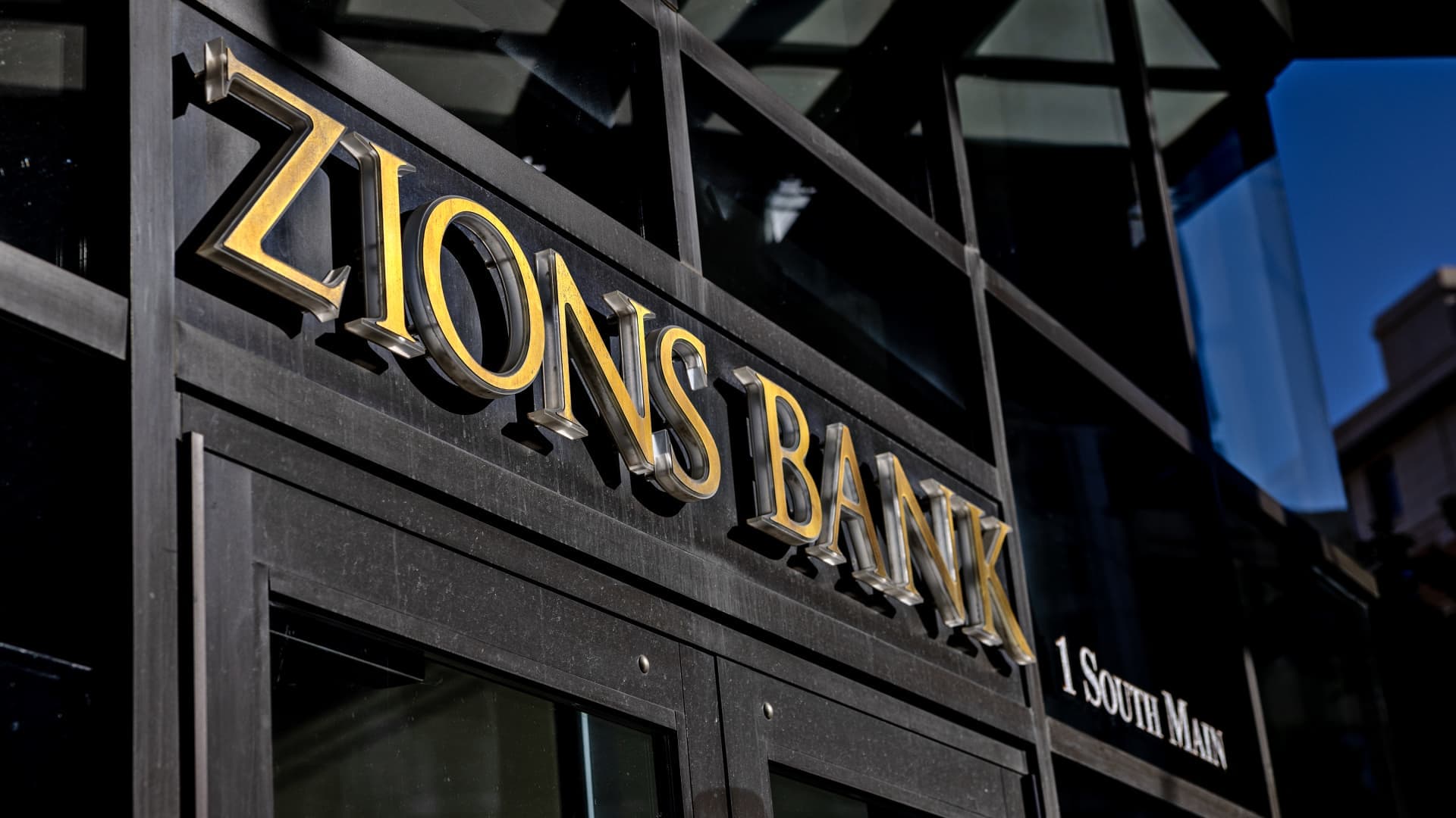 AWS outage, what's next for bank investors, automaker earnings and more in Morning Squawk